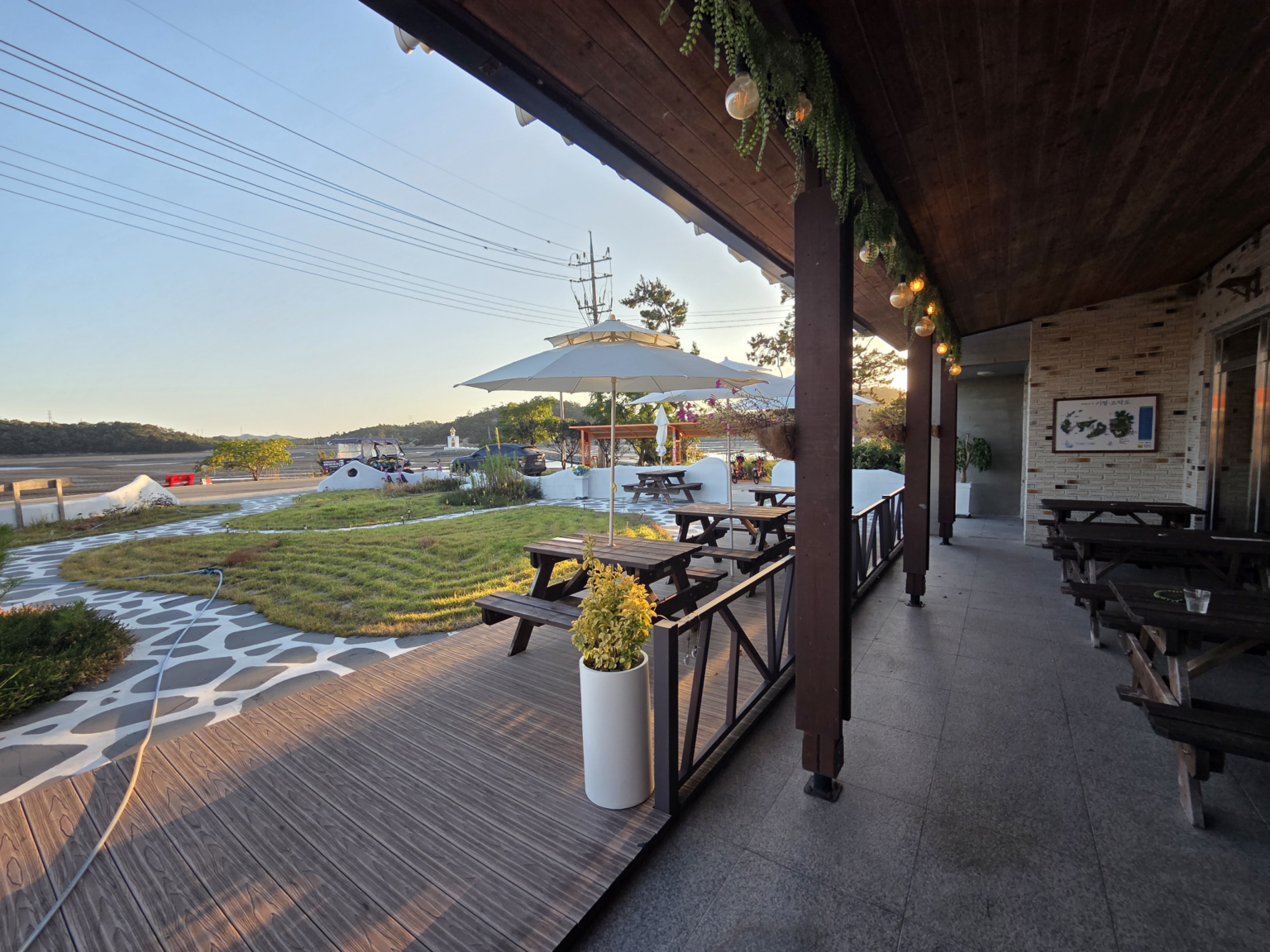 Guesthouse cafe terrace overlooking the tidal flats on Soakdo